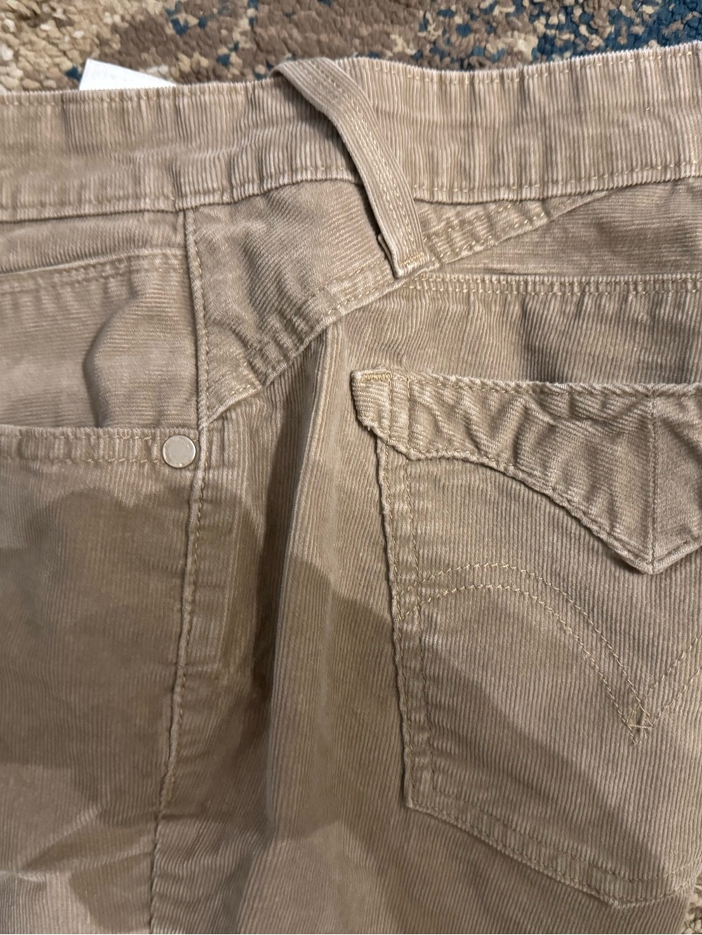 Levi’s Women’s Chic Corduroy Straight-Leg Pants – Classic Khaki Beige